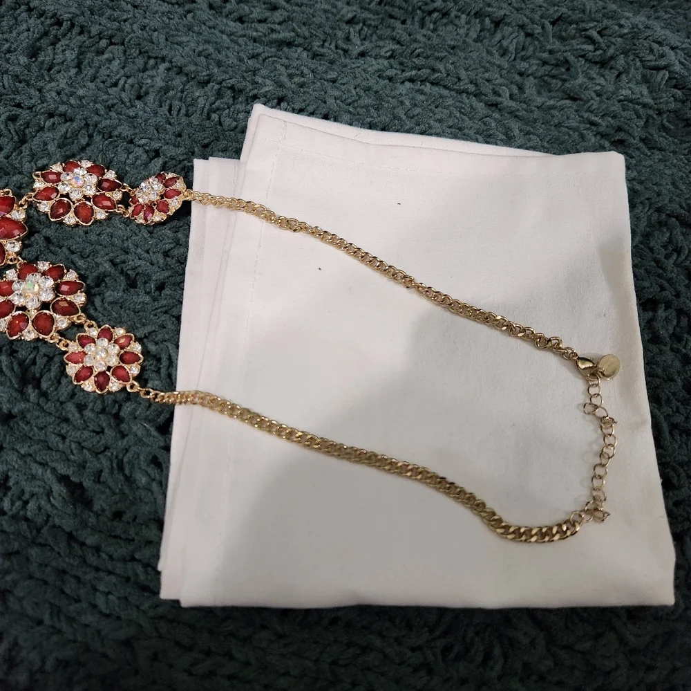 Elegant Floral Necklace with Red and Gold Accents - Picture 3 of 6
